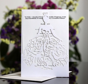 Detail van lasergesneden witte kaart met bloemensilhouet voor 40e verjaardag viering