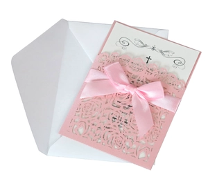 Détails du motif de rose découpé au laser sur invitation rose avec nœud en satin