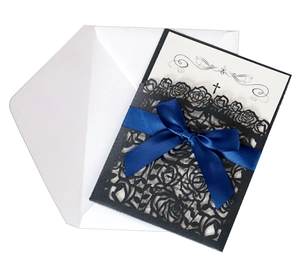 Détail de l'étui d'invitation rose noire découpé au laser avec nœud en satin bleu marine
