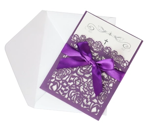 Détail de l'invitation de mariage violette découpée au laser avec ruban en satin