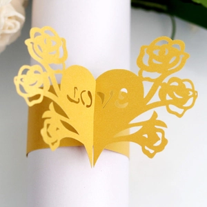 Goldener Serviettenring aus Papier mit LOVE-Schriftzug und Rosenblüten-Mustern