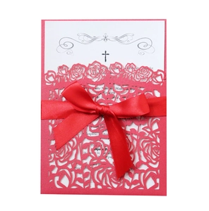 Détail de l'invitation découpée au laser avec motif rose, ruban rouge et carte blanche