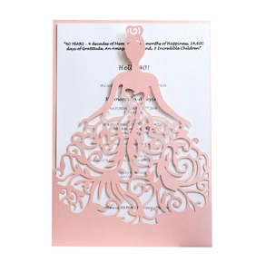 Detail van lasergesneden roze kaart met silhouet van jurk voor 40ste verjaardagsuitnodiging