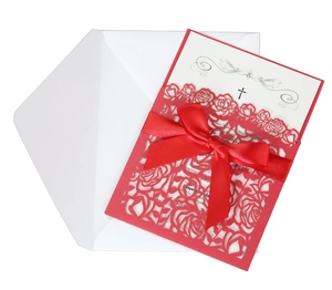 Détail de l'invitation de mariage rouge découpée au laser avec nœud et carte blanche