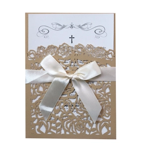 Détail d'invitation rose découpée au laser avec élégant ruban et nœud en satin crème