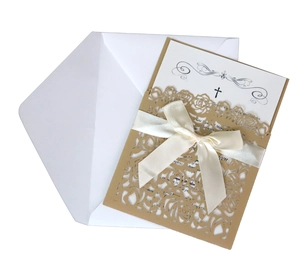 Détail de l'invitation rose découpée au laser avec enveloppe blanche et ruban satin