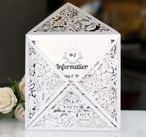 Élégante carte d'invitation de mariage blanche découpée au laser avec motif floral