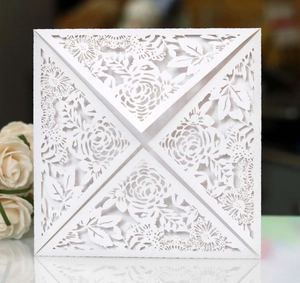 Élégante carte d'invitation de mariage blanche découpée au laser avec motifs de roses