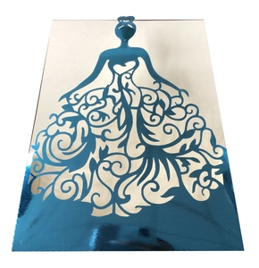 Detail van lasergesneden kaart met een elegante blauwe metalen vrouwelijke silhouet
