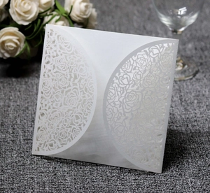 Élégante invitation de mariage blanche à roses découpées au laser sur papier perlé chic
