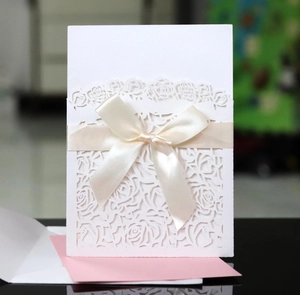 Invitation de mariage découpée au laser avec motif rose et ruban crème élégant