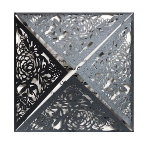 Pochettes d'invitation ajourées au laser avec motifs floraux noir et argent pailleté