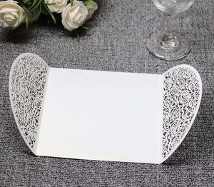 Faire-part mariage blanc découpé au laser avec motif floral élégant ajouré