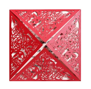 Détail macro de l'invitation de mariage rouge découpée au laser avec papier nacré élégant