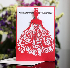 Detail van rode lasergesneden kaart met jurksilhouet voor het 40-jarig jubileum