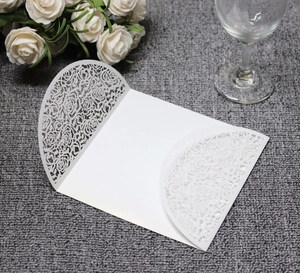 Housse d'invitation blanche découpée au laser avec motif floral élégant pour mariage