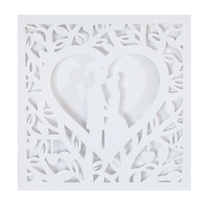 Détail macro de l'invitation de mariage découpée au laser avec silhouette de couple