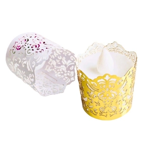 Decorazioni traforate al laser per candele in oro e bianco con bordo a corona