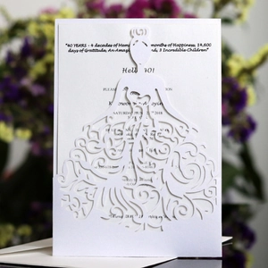 Elegante witte lasergesneden uitnodigingskaart in avondjurkstijl voor bruiloft en jubileum