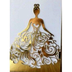 Elegante gouden lasergesneden huwelijksuitnodiging met dame in een kanten bloemenjurk
