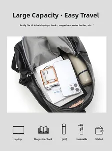 Détail de l'intérieur spacieux d'un sac à dos en cuir noir pour ordinateur 15,6 pouces