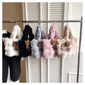Détails de cinq sacs cabas en fausse fourrure pelucheuse de différentes couleurs