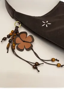 Détails d'un sac en similicuir marron foncé avec perles ethniques et broderie