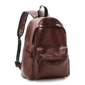 Détail de la texture en cuir PU marron foncé et de la fermeture éclair du sac à dos
