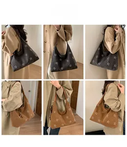 Détails du grand sac cabas avec motif floral étoilé et breloque en perles de bois en 2 tons