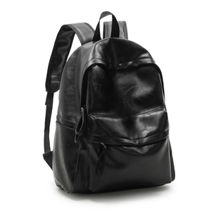 Détail du sac à dos en cuir noir montrant la texture PU et les larges bretelles réglables