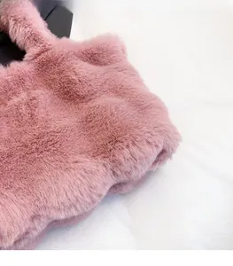 Vue détaillée de la texture en fausse fourrure rose douce pour un sac fourre-tout d'hiver