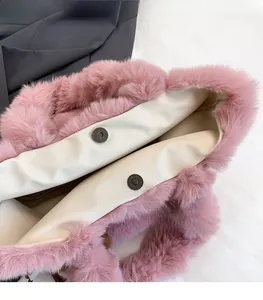 Détail du sac fourre-tout en fausse fourrure rose montrant le fermoir magnétique