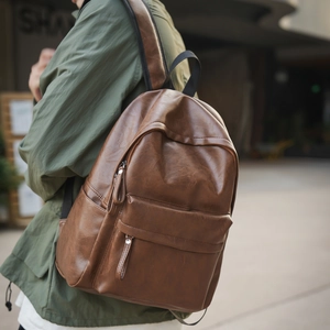 Gros plan détaillé d'un sac à dos vintage marron en similicuir avec poche zippée