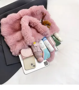Intérieur du sac cabas en fausse fourrure rose montrant sa grande capacité