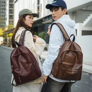 Couple portant des sacs à dos en cuir PU marron dans un style urbain moderne