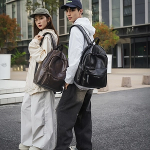 Détail du sac à dos en cuir rétro montrant la texture mate et la poche zippée invisible
