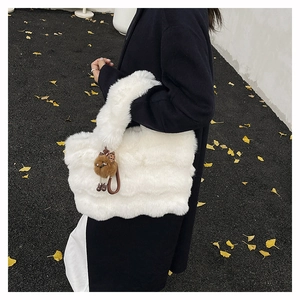 Sac fourre-tout en fausse fourrure blanche texturée avec charm hibou en automne