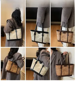 Detailansicht der großen Shopper-Tasche mit Marmormuster in Beige- und Brauntönen