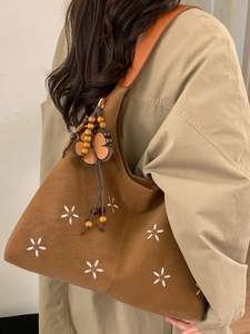 Sac cabas en daim marron avec broderie florale et breloque perlée pour la mode automnale