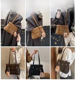 Collage de mannequins portant de grands sacs fourre-tout vintage avec breloques d'ours