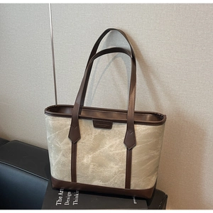 Detailansicht der großen Tragetasche mit Vintage-Marmor-Canvas und Ledergriffen