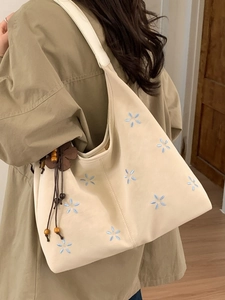 Sac fourre-tout beige à broderies fleurs bleues avec pendentif décoratif en perles de bois
