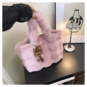 Détail du sac cabas en peluche rose avec pendentif ours et texture douce en fausse fourrure
