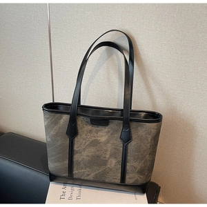 Detailansicht der grauen Canvas-Tote-Bag mit Marmormuster und schwarzen Ledergriffen