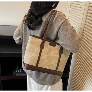 Detailansicht der Marmor-Canvas-Tragetasche mit Lederbesatz am Model getragen