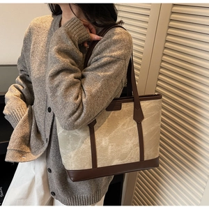 Detail der Vintage-Canvas-Tasche mit Marmormuster und braunem Lederbesatz-Akzenten