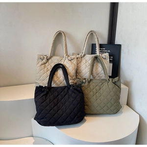 Sacs cabas matelassés en noir, vert armée et beige avec des poignées à nœuds uniques