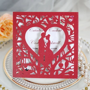 Élégante invitation de mariage découpée au laser avec motif cœur et silhouette de couple