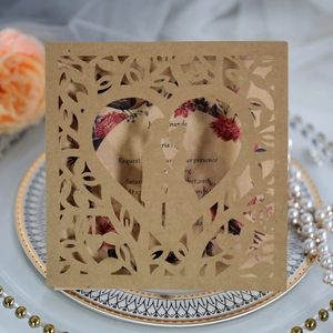 Élégante invitation de mariage découpée au laser avec cœur crème et insert floral romantique