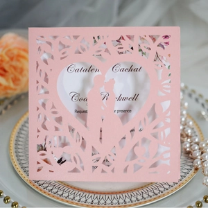 Invitations de mariage roses découpées au laser avec design de cœur et nacre